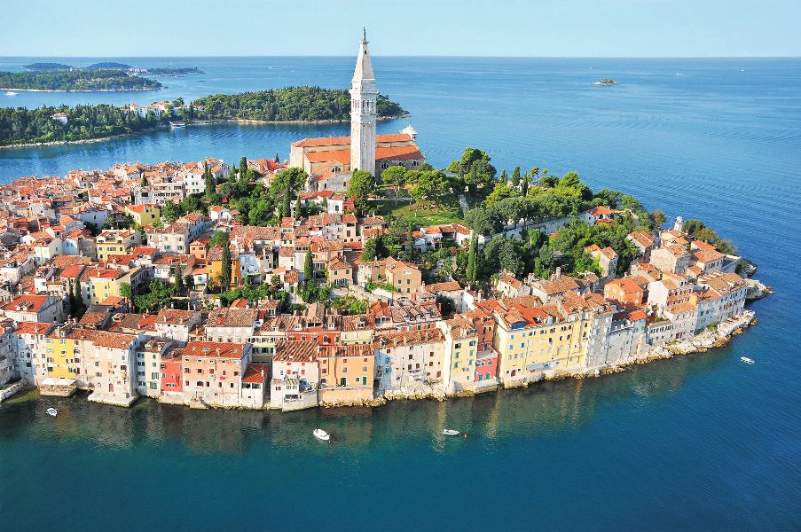 Kroatien. Istrien. Rovinj. Luftaufnahme von Rovinj in Istrien  mit Blick auf die Altstadt. Im Hintergrund eine Inselkette.